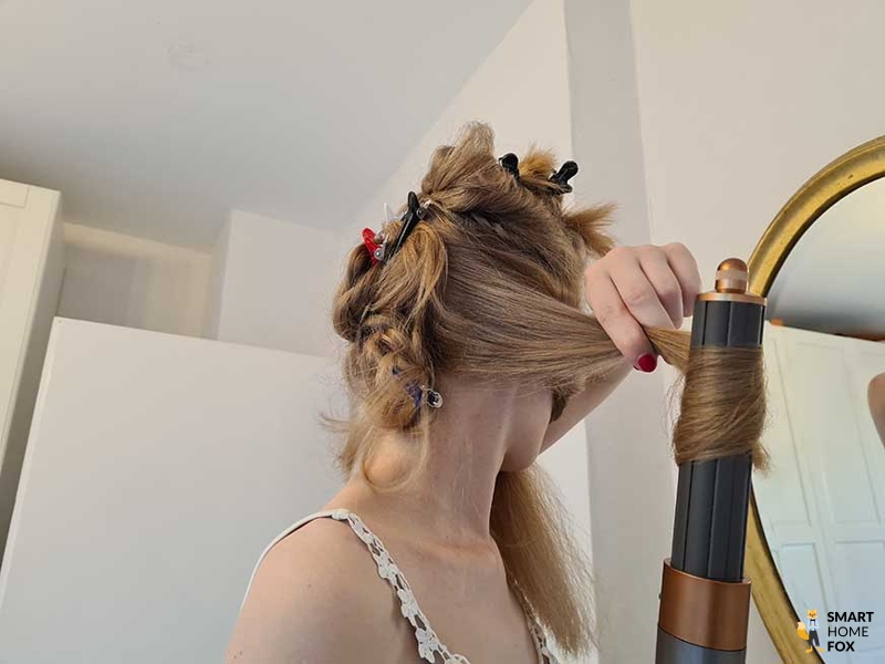 Man sieht, wie sich die Haare um den Dyson Airwrap wickeln.